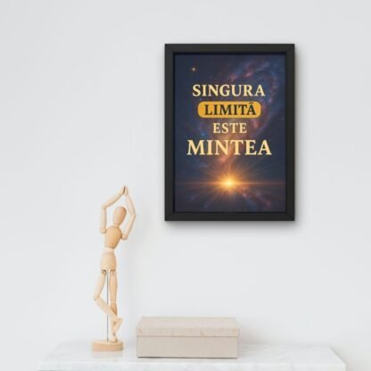 Tablou dezvoltare personală cu mesaj despre minte, ramă neagră, cosmos și rază de lumină