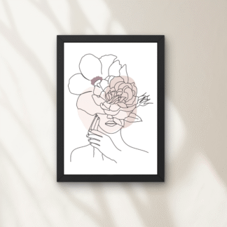 Tablou minimalist cu femeie desenată în stil line art, chip acoperit de flori pastel, în ramă neagră pe fundal alb.