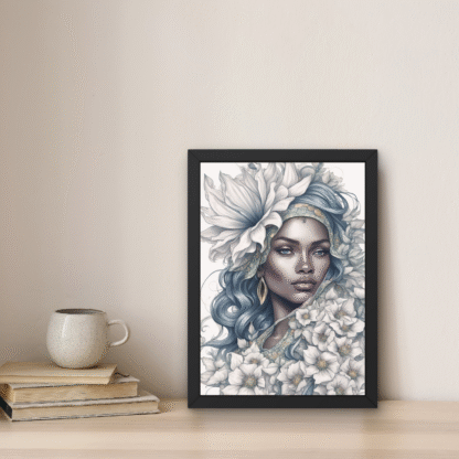 Tablou fantasy portret cu femeie africana, păr bleu, flori albe în păr și veșmânt, stil regal și decor simbolic într-o ramă neagră elegantă.
