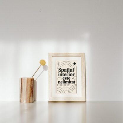 decor minimalist cu tablou despre spațiul nelimitat al sinelui interior