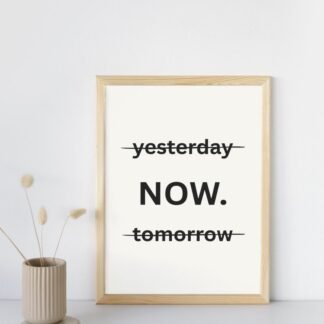 tablou cu mesaj inspirațional NOW pentru momentul prezent, decor minimalist alb