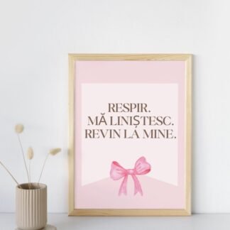 Tablou afirmații pentru liniște interioară fundal roz cu mesaj de calm interior – Respir. Mă liniștesc. Revin la mine.